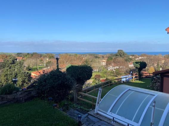 En venta casa adosada con vistas al mar y piscia en villahormes de llanes